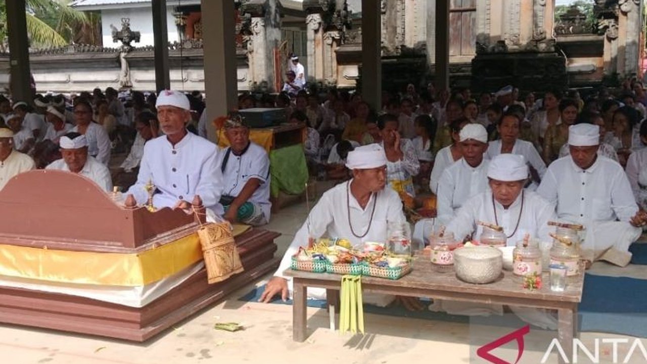 Umat Hindu di Dusun Balitung, Belitung, merayakan Hari Raya Galungan dengan penuh khidmat, memperingati kemenangan kebaikan atas kejahatan dan memohon berkah Ida Sang Hyang Widhi Wasa.