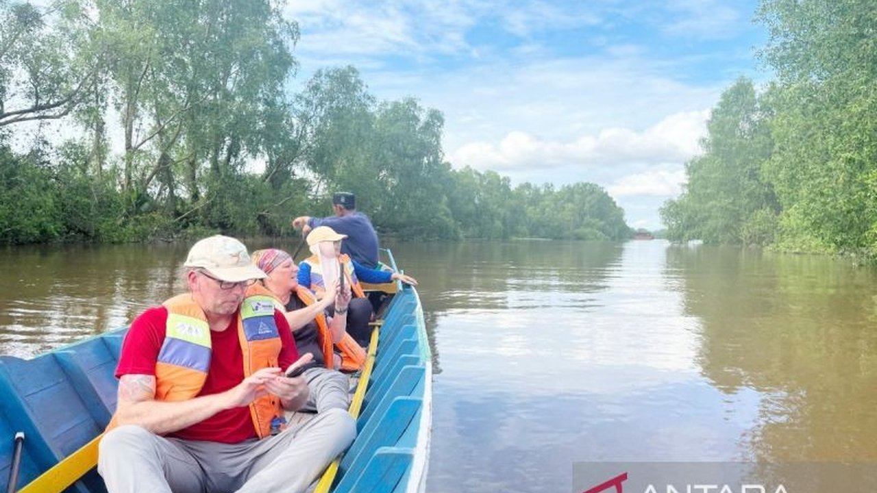 Dosen kriminologi dari Kanada, Valerie Preseault, terpukau oleh upaya konservasi bekantan di Kalimantan Selatan dan menjadi relawan untuk membantu pelestarian primata langka tersebut.