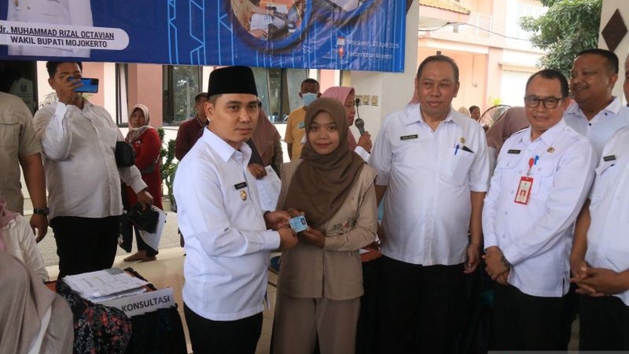 Pemerintah Kabupaten Mojokerto luncurkan Gerakan Indonesia Sadar Adminduk (GISA) untuk mempercepat dan mempermudah akses masyarakat terhadap administrasi kependudukan seperti KTP, KK, dan akta.