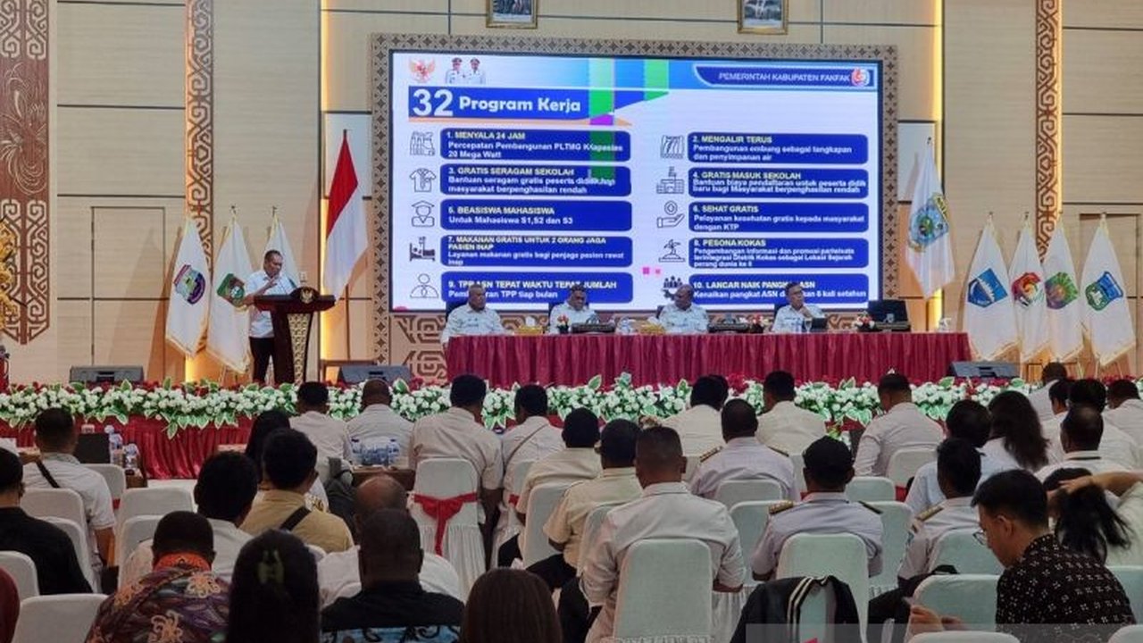 Pemkab Fakfak, Papua Barat, prioritaskan Orang Asli Papua (OAP) dalam program beasiswa perguruan tinggi selama lima tahun ke depan, menargetkan 1.500 mahasiswa per tahun.