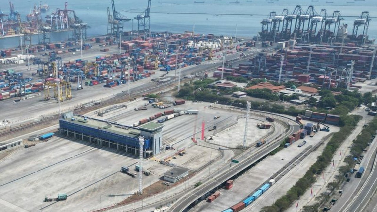 Evaluasi internal Pelindo mengungkap NPCT1 sebagai biang keladi kemacetan di Pelabuhan Tanjung Priok akibat layanan pelanggan melebihi kapasitas ideal,  berdampak pada penumpukan kendaraan.