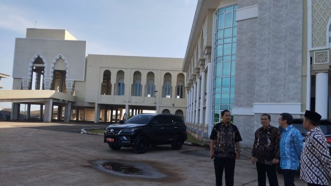 Plt Irjen Kemenag meninjau langsung kesiapan Asrama Haji Indramayu menjelang keberangkatan jemaah haji pertama pada 2 Mei 2025, mengecek fasilitas dan menginap untuk memastikan kenyamanan jemaah.
