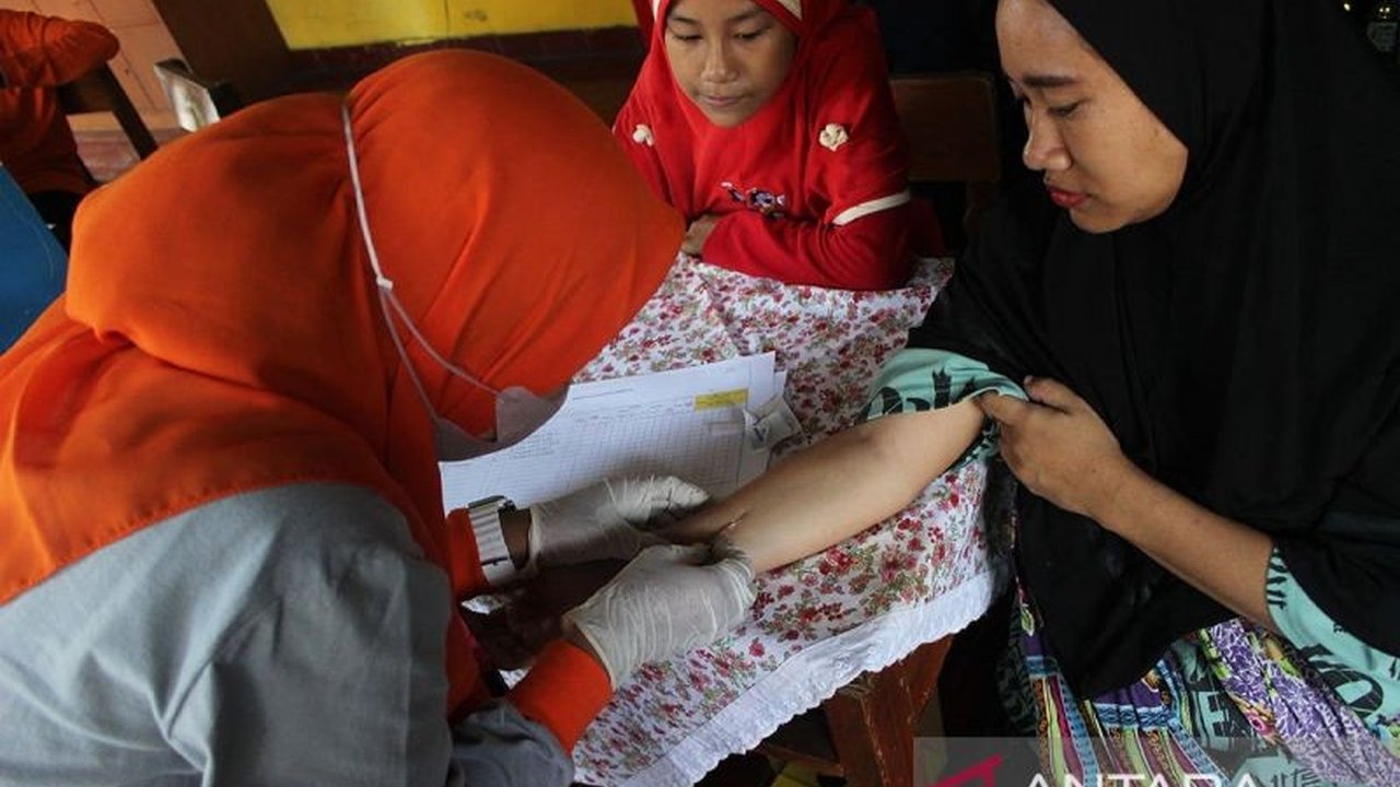 Prof. Tjandra Yoga Aditama mengungkapkan mayoritas pasien Tuberkulosis (TB) berusia produktif (45-54 tahun), menekankan pentingnya pencegahan dan penanganan TB di lingkungan kerja untuk meningkatkan produktivitas.