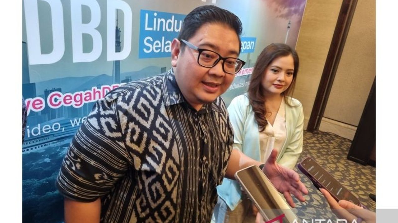 Dokter Dirga Sakti Rambe mengingatkan masyarakat akan bahaya Demam Berdarah Dengue (DBD) yang telah menyebabkan 1.400 kematian di Indonesia pada tahun 2024 dan menyerukan kewaspadaan.