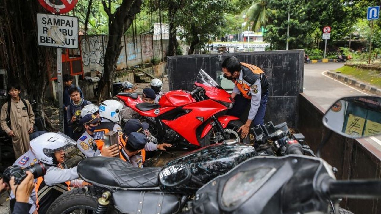 Pansus Perparkiran DPRD DKI Jakarta mendesak aturan baru soal kewajiban lahan parkir bagi pertokoan untuk mengatasi kemacetan dan meningkatkan Pendapatan Asli Daerah (PAD).