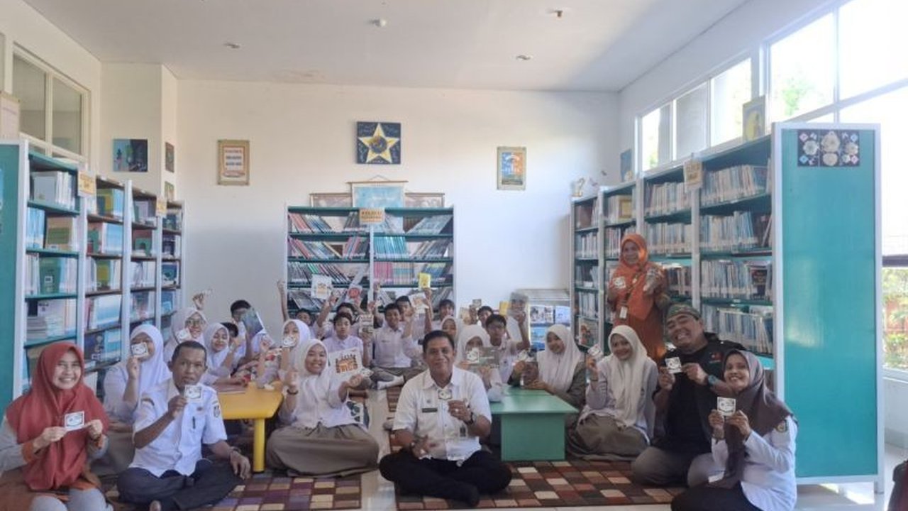 Perpustakaan Keliling Makassar bagikan 200 stiker ajakan membaca 
