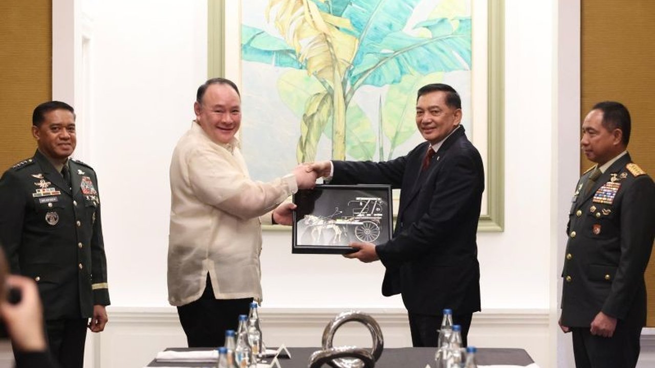 Menteri Pertahanan RI Sjafrie Sjamsoeddin melakukan kunjungan ke Filipina untuk membahas peningkatan kerja sama pertahanan bilateral dan memperkuat solidaritas ASEAN dalam menghadapi tantangan global.