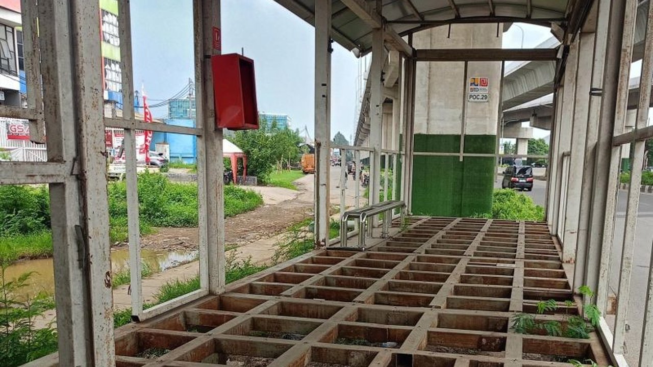 Pencurian besi di halte Transjakarta Jalan Bekasi-Cakung yang terbengkalai membuat warga resah dan khawatir akan keamanan, terutama di malam hari.