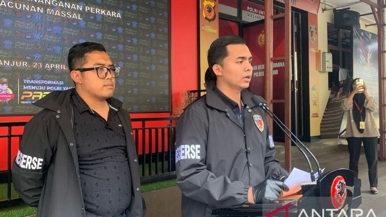 Kepolisian Cianjur periksa 10 orang terkait kasus keracunan massal puluhan siswa setelah mengonsumsi Makan Bergizi Gratis (MBG),  sementara seluruh korban telah diperbolehkan pulang.