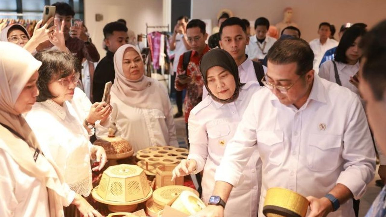 Menteri Ekonomi Kreatif RI, Teuku Riefky Harsya, menghadiri pembukaan Creators Lab Emak-Emak Matic di Makassar, menekankan pentingnya sinergi pemerintah pusat dan daerah untuk pertumbuhan ekonomi kreatif digital yang inklusif.