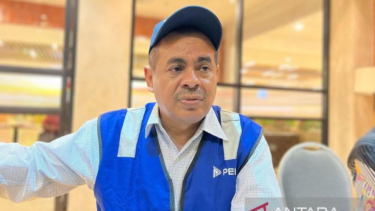 PT Pelni Cabang Manokwari tetap optimalkan pelayanan transportasi laut meski hanya memiliki empat kapal penumpang untuk rute reguler, dengan penambahan kapal selama peak season.