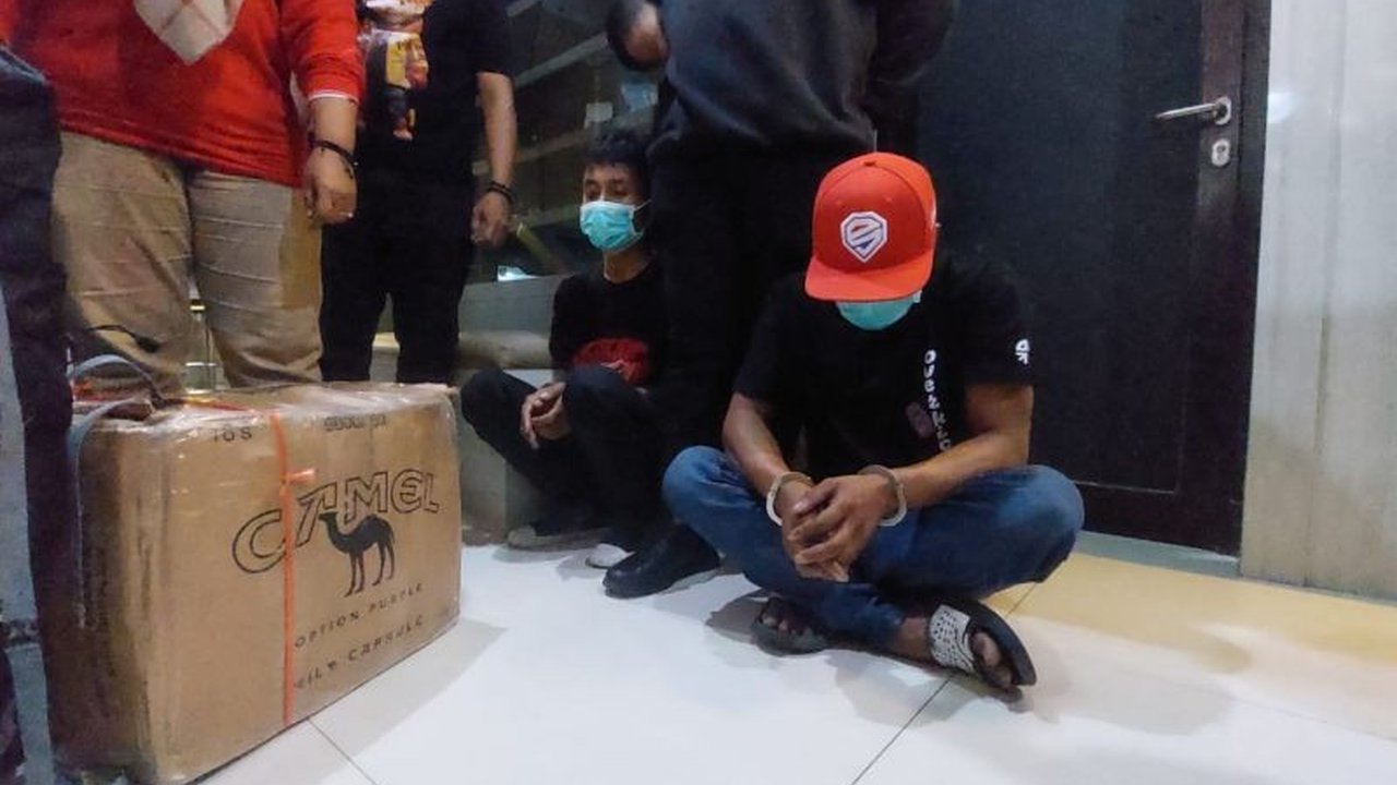 Polda Jatim berhasil mengungkap peredaran 22 kg sabu-sabu jaringan Iran dan menangkap dua tersangka di Kalimantan Timur; modus yang digunakan adalah menyembunyikan sabu dalam kotak makanan.