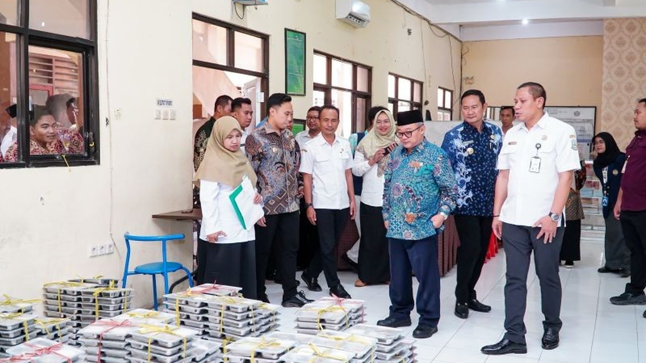 Mendikbud, Abdul Mu’ti, meninjau langsung pelaksanaan program Makan Bergizi Gratis (MBG) di Lamongan dan memastikan program tersebut berjalan baik, memberikan dampak positif bagi siswa, serta mendorong percepatan penyaluran tunjangan guru.