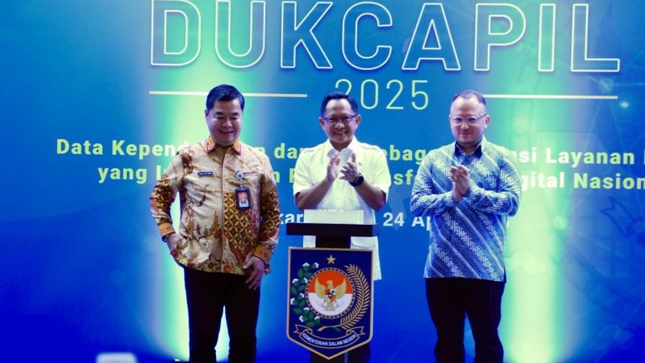 Mendagri Tito Karnavian memberikan apresiasi tinggi kepada Ditjen Dukcapil atas data kependudukan Indonesia yang terlengkap dan terintegrasi, menjadikannya rujukan utama lembaga pemerintah dan swasta.