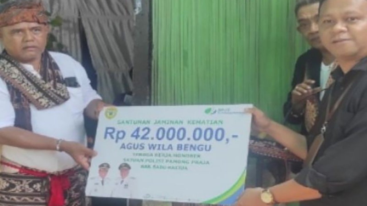 BPJS Ketenagakerjaan NTT menyerahkan santunan kematian sebesar Rp42 juta kepada ahli waris Agus Wila Bengu, pegawai honorer Satpol PP Sabu Raijua, yang meliputi santunan kematian, biaya pemakaman, dan santunan berkala.