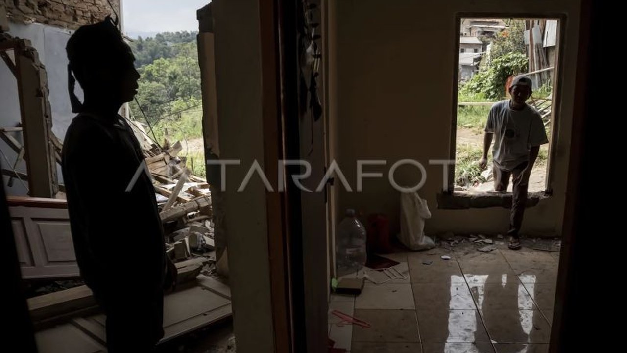 Bencana pergerakan tanah di Desa Mendala, Brebes meluas, merusak ratusan rumah dan menyebabkan 502 warga mengungsi akibat tanah amblas sedalam lebih dari tujuh meter.