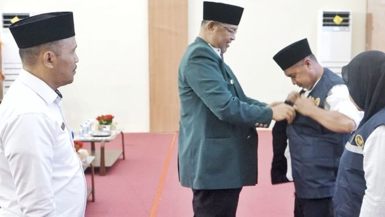 Kanwil Kemenag Maluku melepas 27 petugas haji yang akan memberikan pelayanan terbaik kepada jamaah haji Indonesia di Tanah Suci pada tahun 2025.