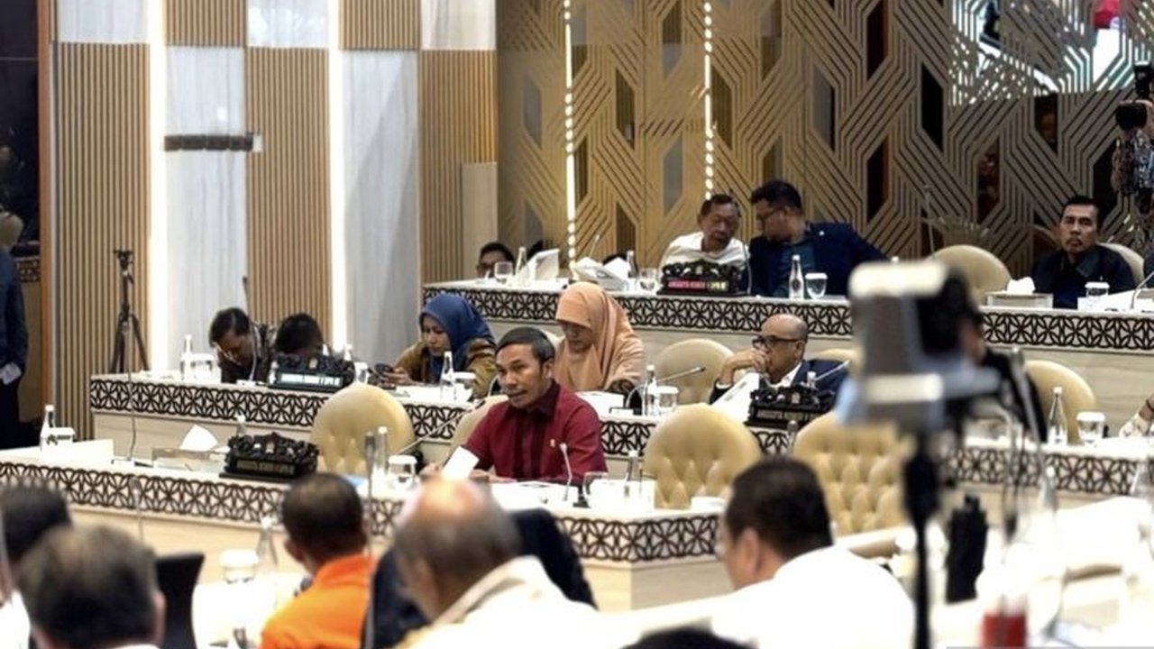 Anggota Komisi V DPR RI Edi Purwanto mendesak Kementerian PUPR untuk segera menyelesaikan perbaikan jalan nasional Jambi-Sumbar yang rusak parah dan berdampak pada ekonomi daerah.