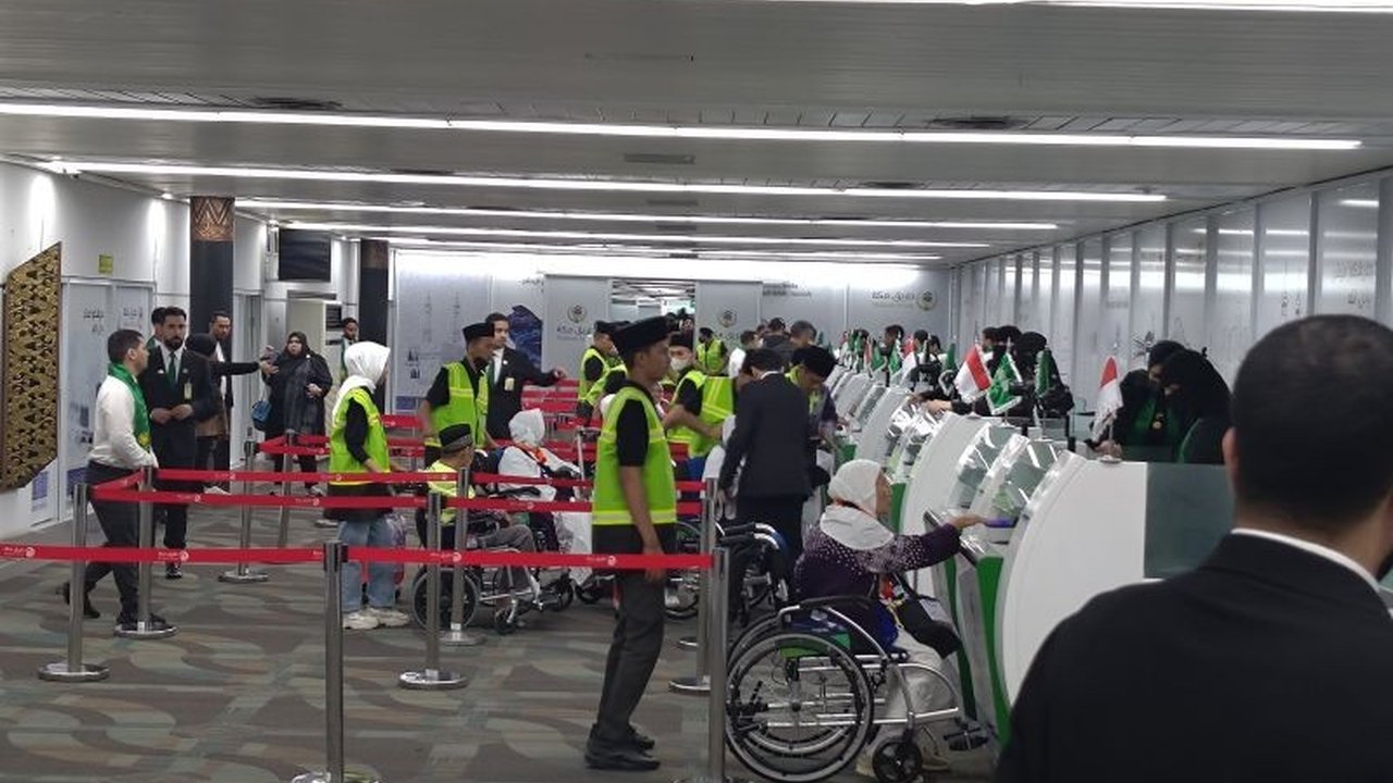 Bandara Soekarno-Hatta menyiapkan 10 konter Makkah Route untuk memperlancar proses keberangkatan jemaah haji Indonesia tahun 2025, dengan target proses imigrasi hanya 30-40 detik per jamaah.
