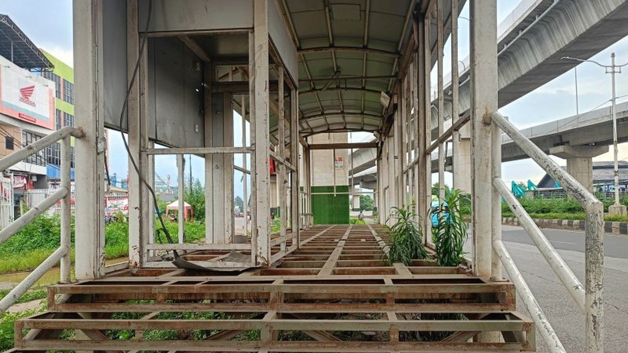 Minimnya pengawasan diduga jadi penyebab kerusakan sejumlah halte Transjakarta di Jalan Raya Bekasi hingga Pasar Cakung, Jakarta Timur, yang dikeluhkan warga dan viral di media sosial.