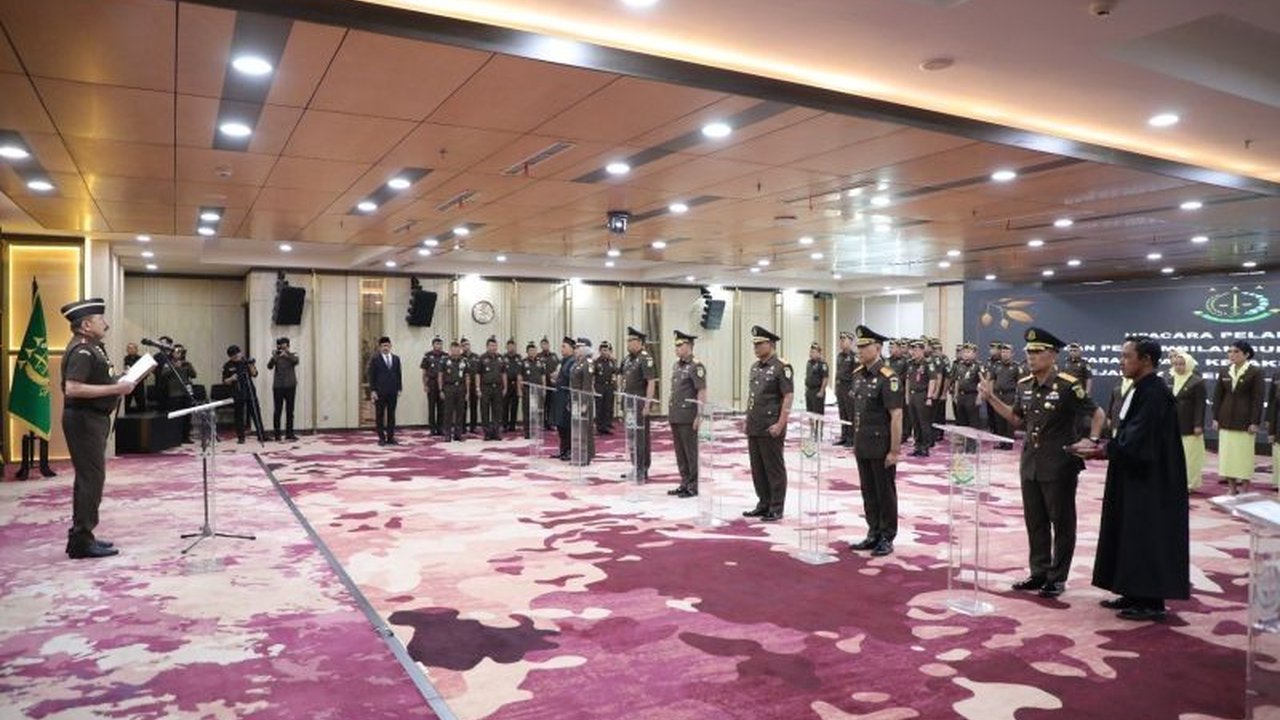 Jaksa Agung ST Burhanuddin melantik enam kepala kejaksaan tinggi (Kajati) baru di Jakarta, dengan penekanan pada penguatan integritas dan optimalisasi kinerja institusi.