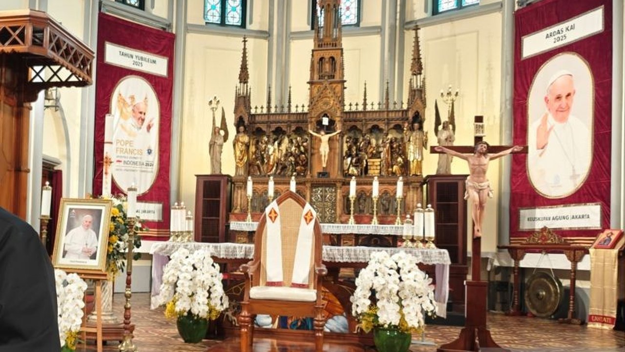 Jenazah Paus Fransiskus disemayamkan di Basilika Santo Petrus, Vatikan, hingga Sabtu sebelum dimakamkan di Basilika Santa Maria Maggiore, Roma.