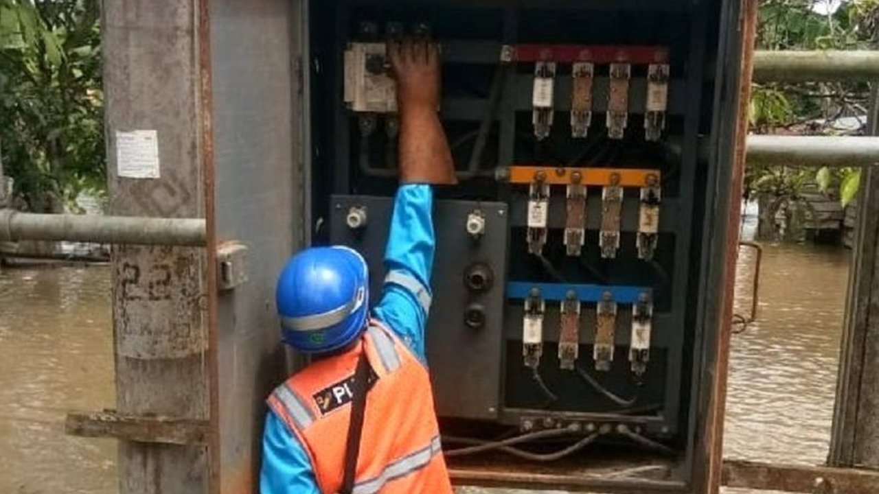 Banjir di Barito Utara, Kalimantan Tengah, membuat PLN Kalselteng siagakan 71 personel untuk mengamankan infrastruktur kelistrikan dan mencegah bahaya aliran listrik bagi warga.