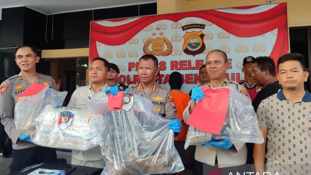 Polresta Bengkulu menyiagakan personel di rumah PT (17), tersangka pembunuhan dua anak di bawah umur di Bengkulu, guna mencegah kemarahan warga dan menjaga keamanan.