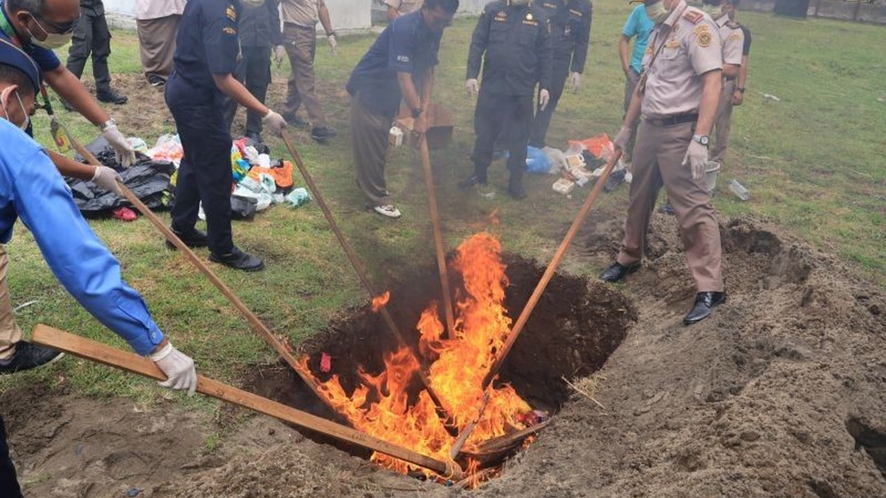 Balai Karantina Hewan Ikan dan Tumbuhan Sumatera Barat memusnahkan 168,7 kg komoditas ilegal dari berbagai negara karena tak dilengkapi dokumen karantina, mencegah penyebaran hama dan penyakit.