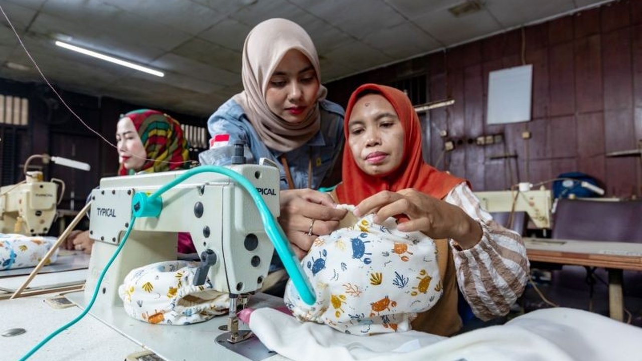 PLN Nusantara Power (PLN NP) melalui program Dayatara, khususnya Rumah Jahit, memberdayakan perempuan di Muara Angke dengan pelatihan menjahit, menghasilkan peningkatan ekonomi dan kemandirian.