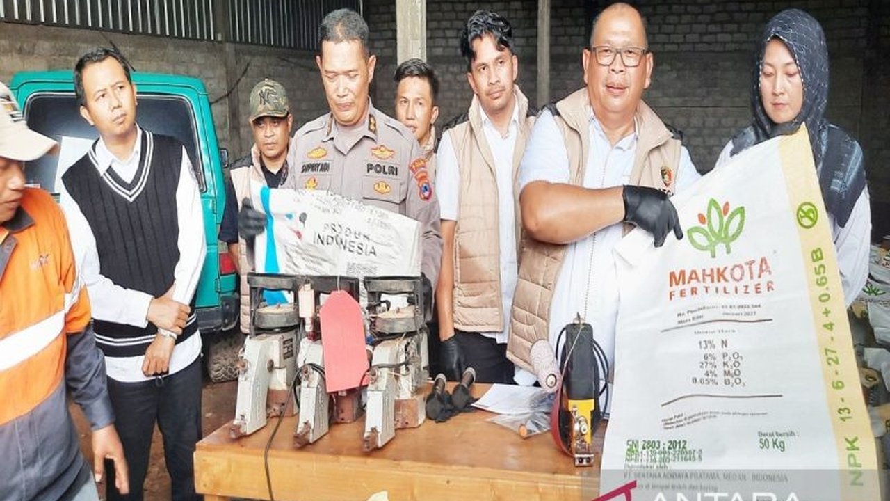 Satgas Pangan Polda Kalsel mengungkap praktik pemalsuan pupuk NPK merek Mahkota Fertilizer di Banjarbaru, dengan isi pupuk diganti menjadi merek Phonska Max, merugikan konsumen dan mengancam produktivitas pertanian.