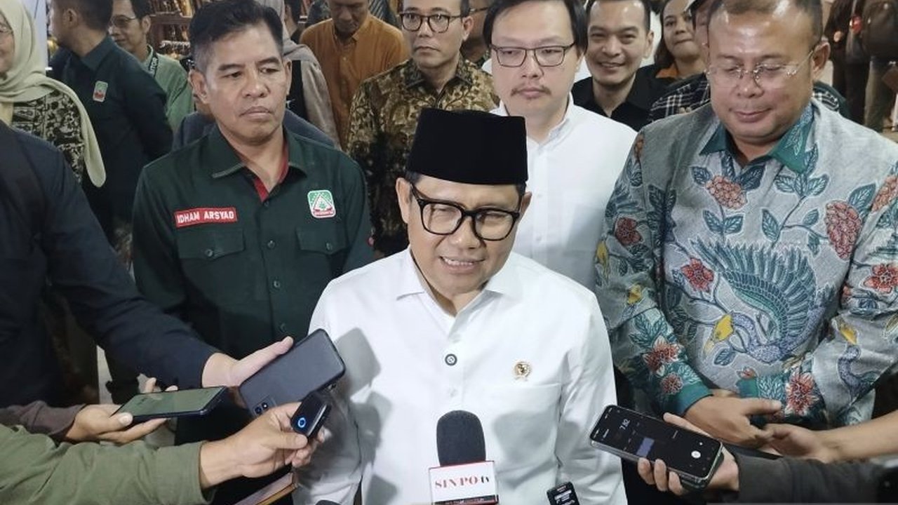Ketua Umum PKB, Cak Imin, menjelaskan bahwa seruan Prabowo Subianto untuk 'merapatkan barisan' lebih fokus pada peningkatan soliditas nasional dalam menghadapi tantangan ekonomi global, bukan Pilpres 2029.