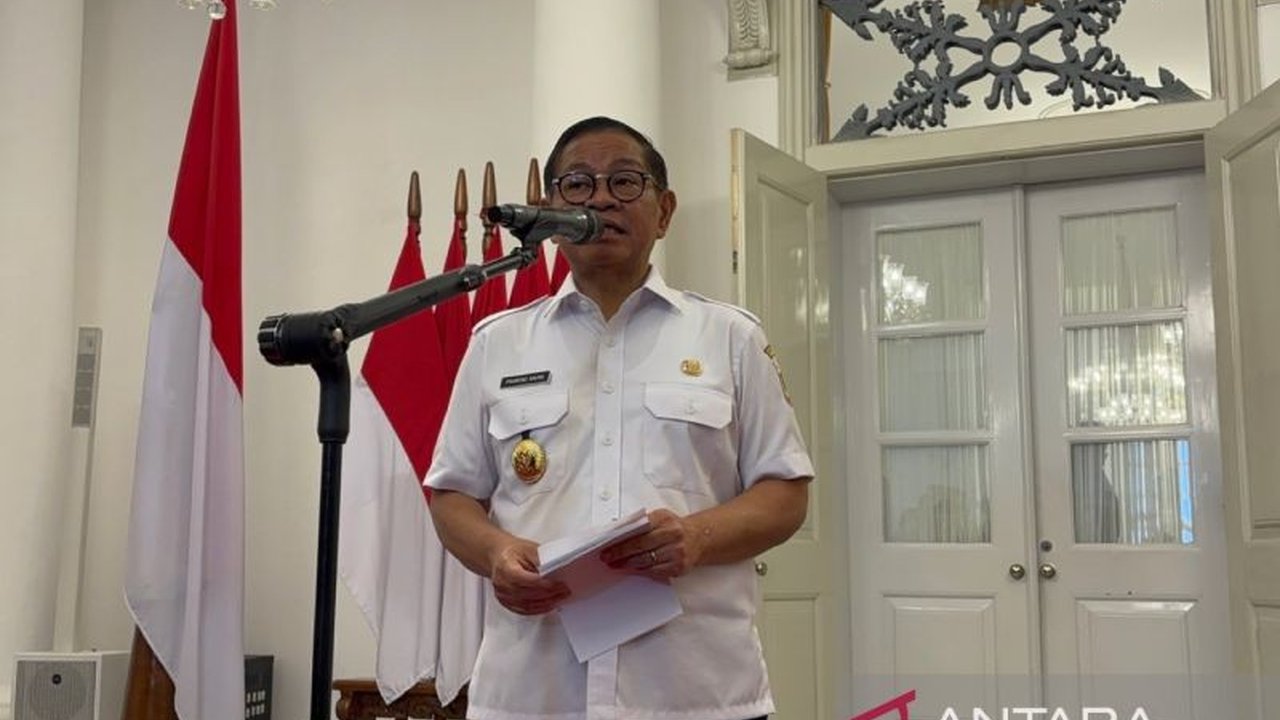 Gubernur DKI Jakarta, Pramono Anung Wibowo, memutuskan untuk menurunkan Pajak Bahan Bakar Kendaraan Bermotor (PBBKB) menjadi 5 persen untuk kendaraan pribadi dan 2 persen untuk kendaraan umum, memberikan keringanan bagi warga Jakarta.