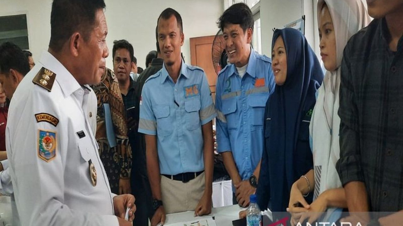 Wakil Gubernur Sulawesi Tenggara meresmikan Bursa Kerja 2025 dengan 47 perusahaan yang menawarkan lebih dari 2.600 lowongan kerja, menarik minat lebih dari 5.000 pelamar.