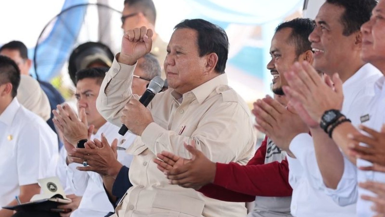 Presiden Prabowo Subianto menyerukan gerakan nasional untuk melawan sampah dan menciptakan Indonesia yang bersih, hijau, dan indah, dimulai dari aksi sederhana di tingkat desa hingga inovasi teknologi dari perguruan tinggi.