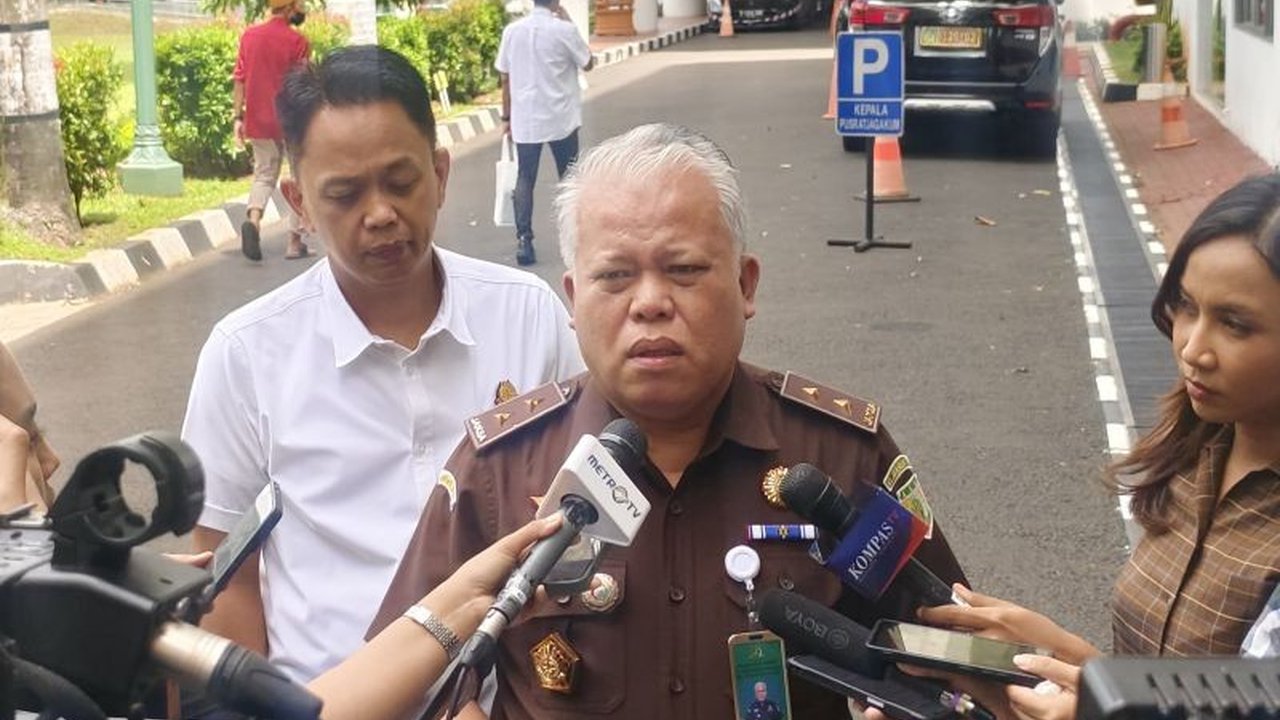 Mantan Direktur Utama Pertamina, Karen Agustiawan, diperiksa Kejaksaan Agung sebagai saksi terkait dugaan korupsi dalam kontrak penyimpanan BBM senilai miliaran rupiah yang merugikan negara.