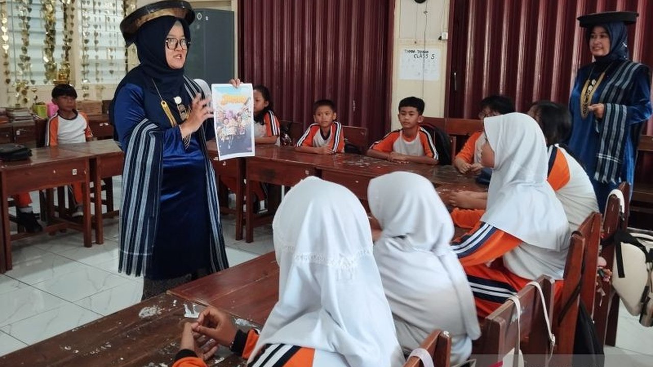 Para guru di Kudus, Jawa Tengah, kini mengajar dengan mengenakan baju adat setiap tanggal 23, sebagai upaya pelestarian budaya dan pemberdayaan UMKM lokal.