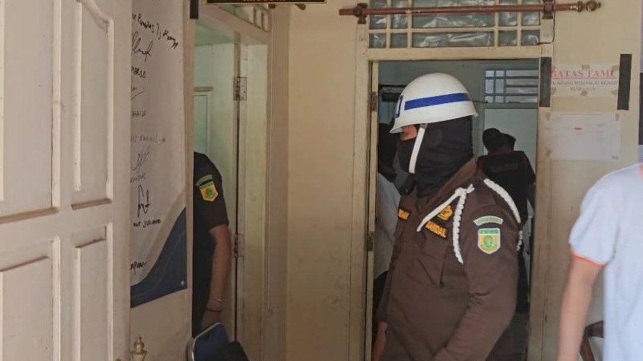 Kejaksaan Negeri Mesuji menggeledah kantor Bawaslu Mesuji terkait dugaan korupsi dana hibah 2023-2024 senilai Rp11,2 miliar; penyidik telah memeriksa sejumlah pihak dan menunggu perhitungan kerugian negara dari BPKP.