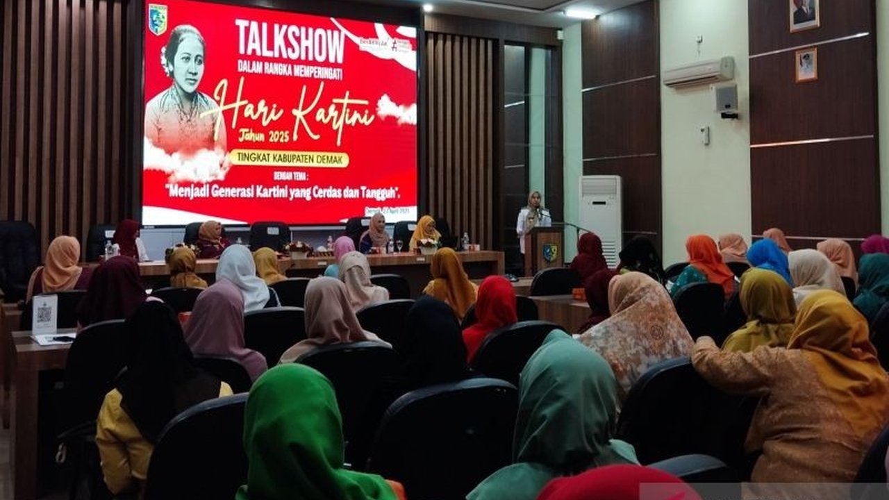 Bupati Demak, Eisti'anah, menyerukan perempuan untuk berani melaporkan kekerasan yang dialami, meneladani semangat Kartini dalam memperjuangkan kesetaraan dan keadilan.