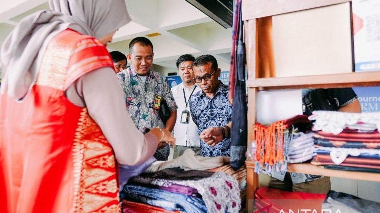 Pertamina Patra Niaga Regional Sumbagut sukses pamerkan produk UMKM lokal Sumatera Barat di InJourney UMKM Expo 2025, dorong pertumbuhan ekonomi dan pencapaian SDGs.