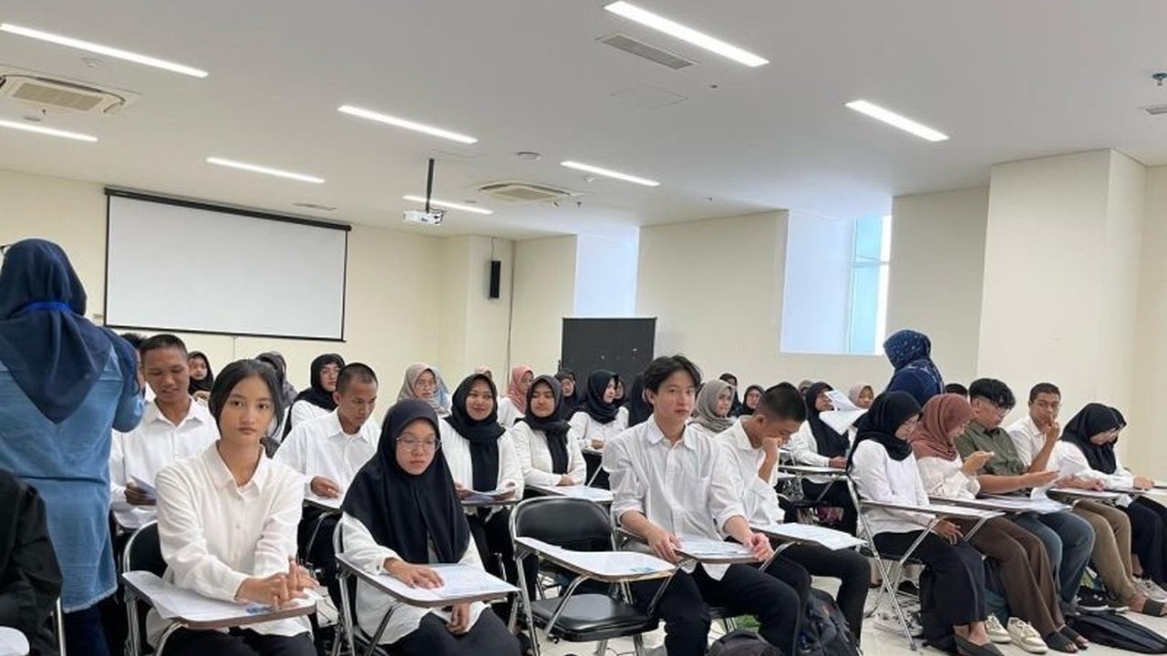 Universitas Airlangga (Unair) Surabaya terapkan aturan baru, wajib ganti alas kaki di UTBK SNBT 2025 untuk mencegah kecurangan ujian.