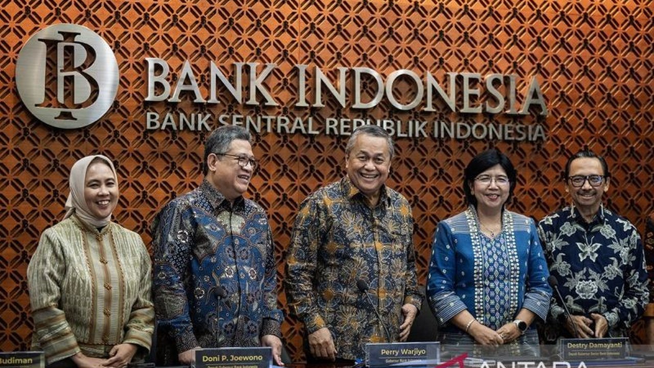 Ekonom LPEM FEB UI menyarankan Bank Indonesia mempertahankan suku bunga acuan 5,75 persen pada April 2025, karena tekanan nilai tukar rupiah dan potensi peningkatan inflasi.