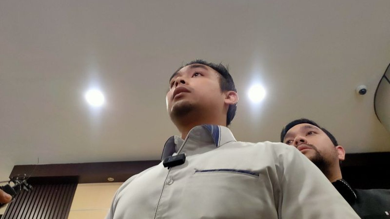 Aktor Fachry Albar dinyatakan positif mengonsumsi narkotika berdasarkan hasil tes urine; polisi masih menyelidiki lebih lanjut terkait jenis dan jumlah barang bukti.