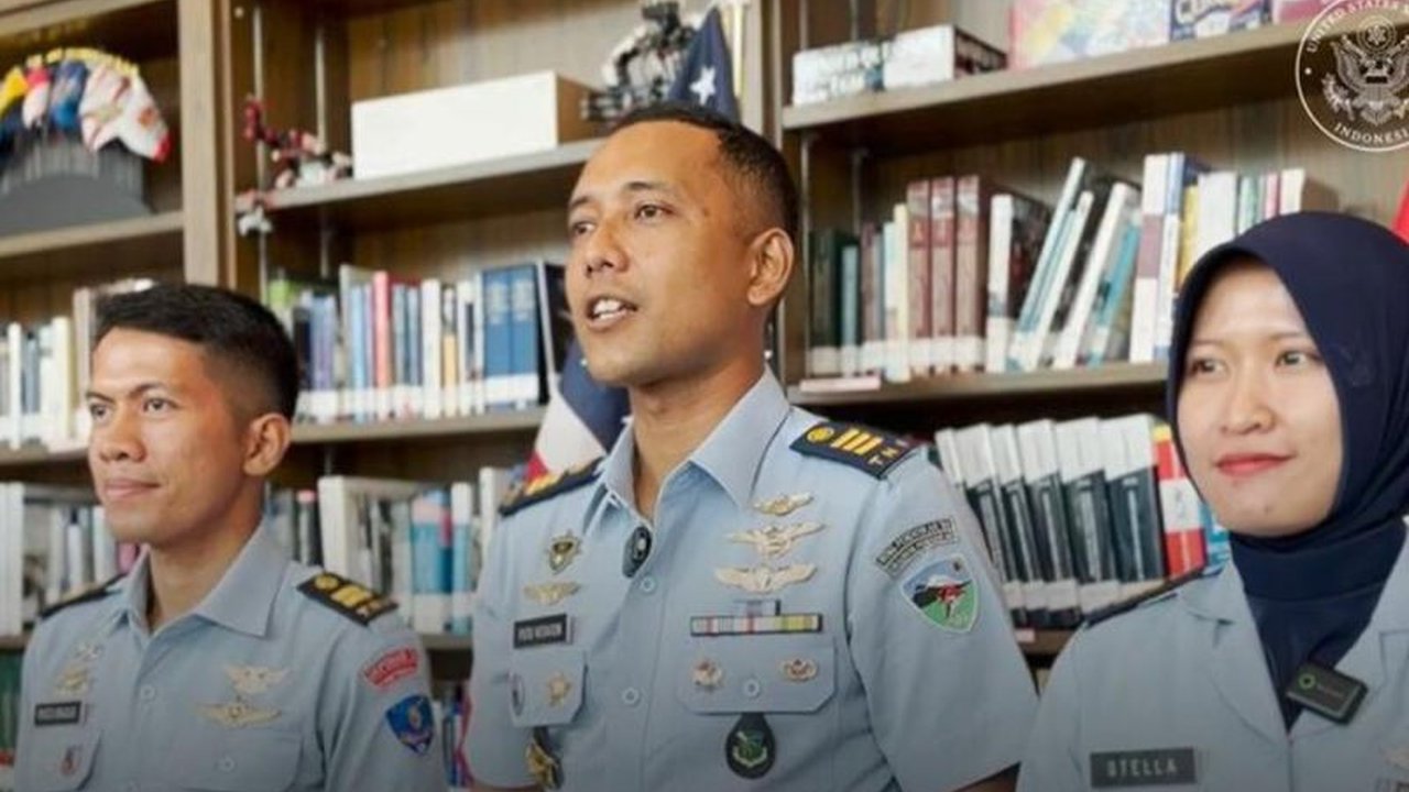 Tiga personel TNI AU berhasil lulus dengan predikat top graduate dalam pelatihan militer di Amerika Serikat, meningkatkan keahlian dan memperkuat kerja sama pertahanan kedua negara.