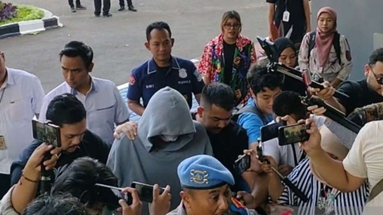 Fachry Albar, putra Achmad Albar, kembali ke tahanan Polres Metro Jakarta Barat setelah menjalani pemeriksaan kesehatan terkait kasus penyalahgunaan narkoba.