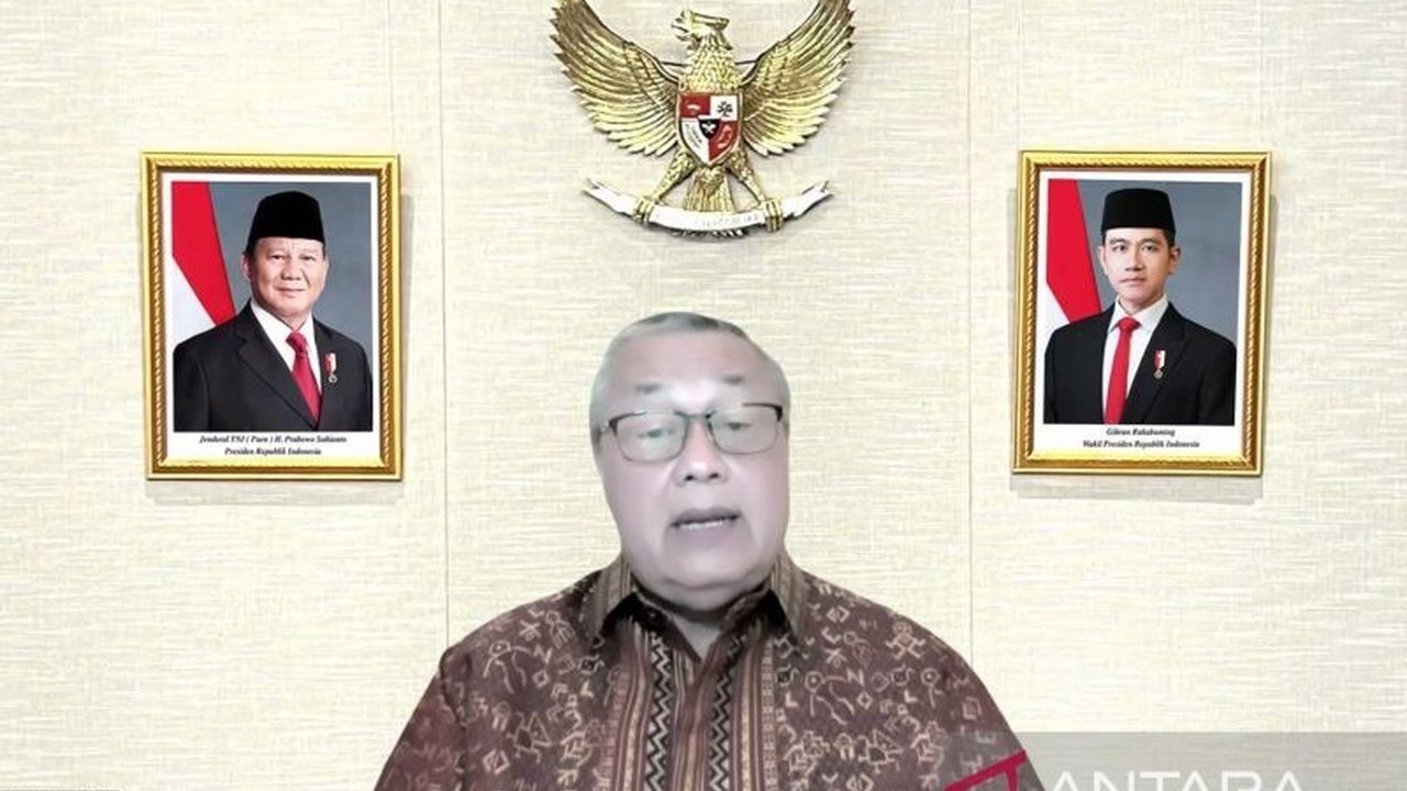 Bank Indonesia memprediksi pertumbuhan ekonomi Indonesia di 2025 sedikit di bawah 5 persen akibat kebijakan tarif resiprokal AS dan retaliasi Tiongkok, namun konsumsi rumah tangga dan investasi tetap menopang pertumbuhan.