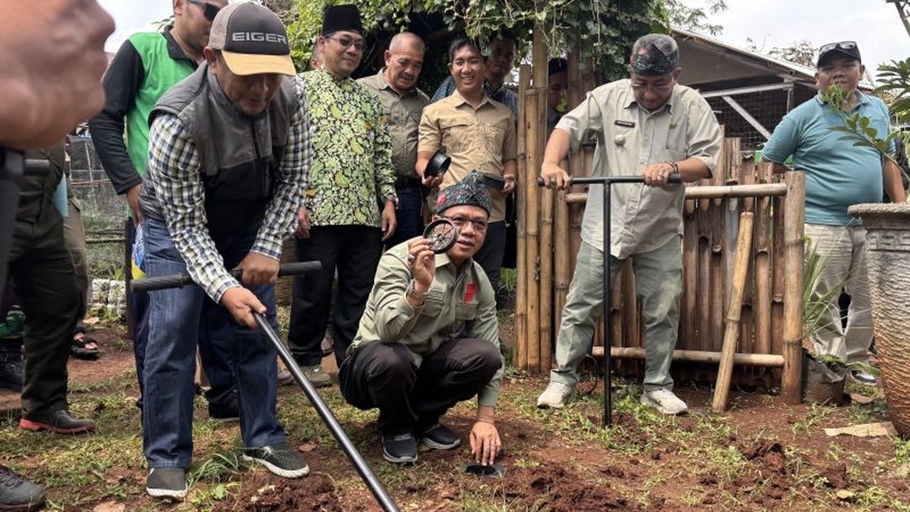 Pemerintah Kabupaten Bandung mewajibkan setiap rumah memiliki dua lubang resapan biopori untuk mengurangi sampah organik dan mengatasi perubahan iklim,  mendukung pengelolaan sampah mandiri dan meraih Rekor MURI.