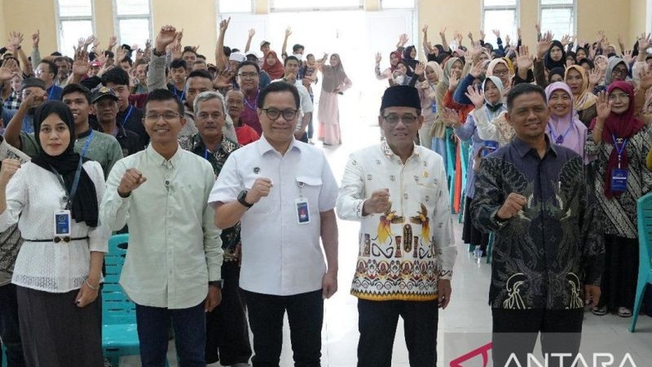 Anggota Komisi IX DPR RI, Alifudin, sosialisasikan Program Makan Bergizi Gratis (MBG) di Kubu Raya, Kalbar, untuk mendukung generasi sehat dan cerdas menuju Indonesia Emas 2045.