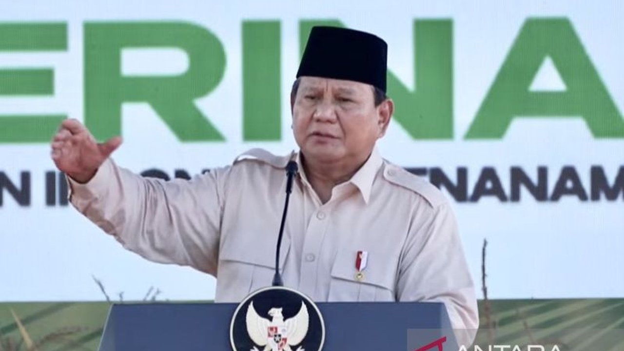 Presiden Prabowo Subianto memerintahkan pembangunan gudang-gudang untuk mengatasi melimpahnya produksi beras di beberapa daerah, melibatkan BUMN, TNI, dan Polri, serta memanfaatkan Koperasi Desa Merah Putih.