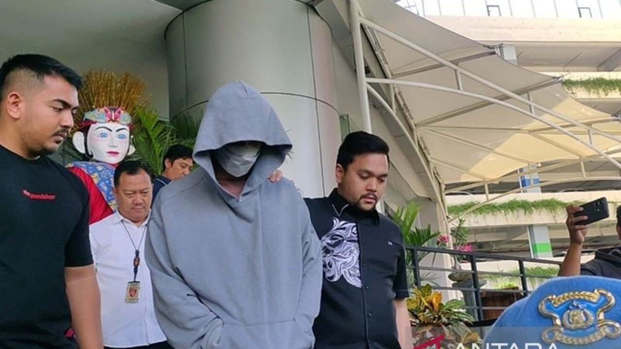 Aktor Fachry Albar menjalani pemeriksaan kesehatan di Polres Metro Jakarta Barat terkait kasus penyalahgunaan narkoba setelah ditangkap pada Minggu, 20 April 2024.